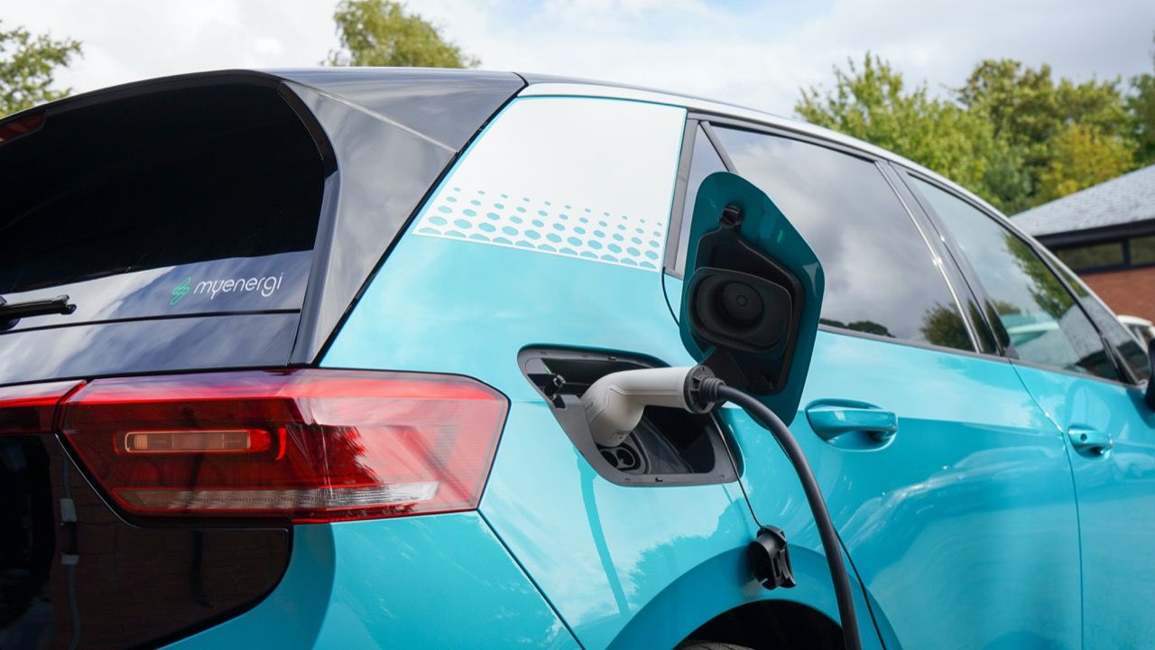 Mere end hver fjerde nye bil i Danmark er elektrisk eller hybrid